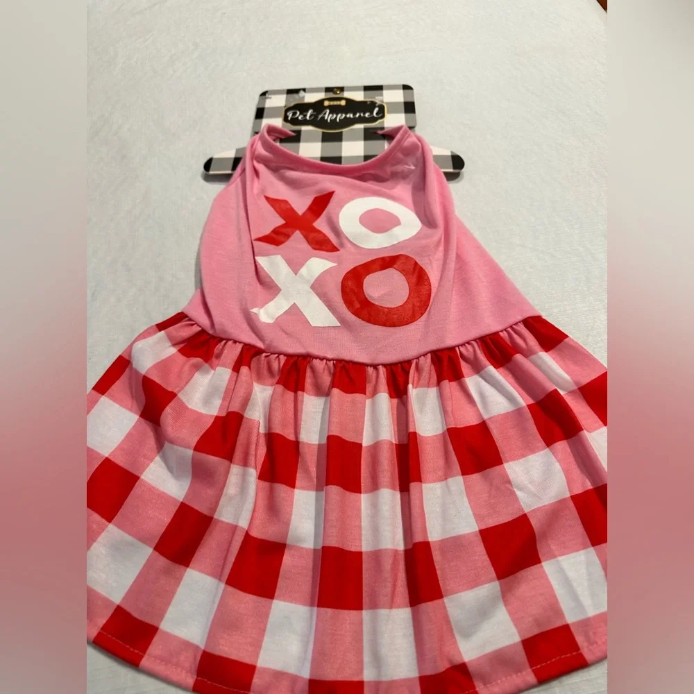 NWT WOOF Pet Apparel Pink and Red Valentines XOXO Dress. Size L